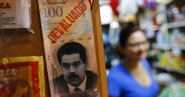 Foto: Un billete con el rostro del presidente Nicolás Maduro en un mercado de Caracas, Venezuela. (Reuters) 