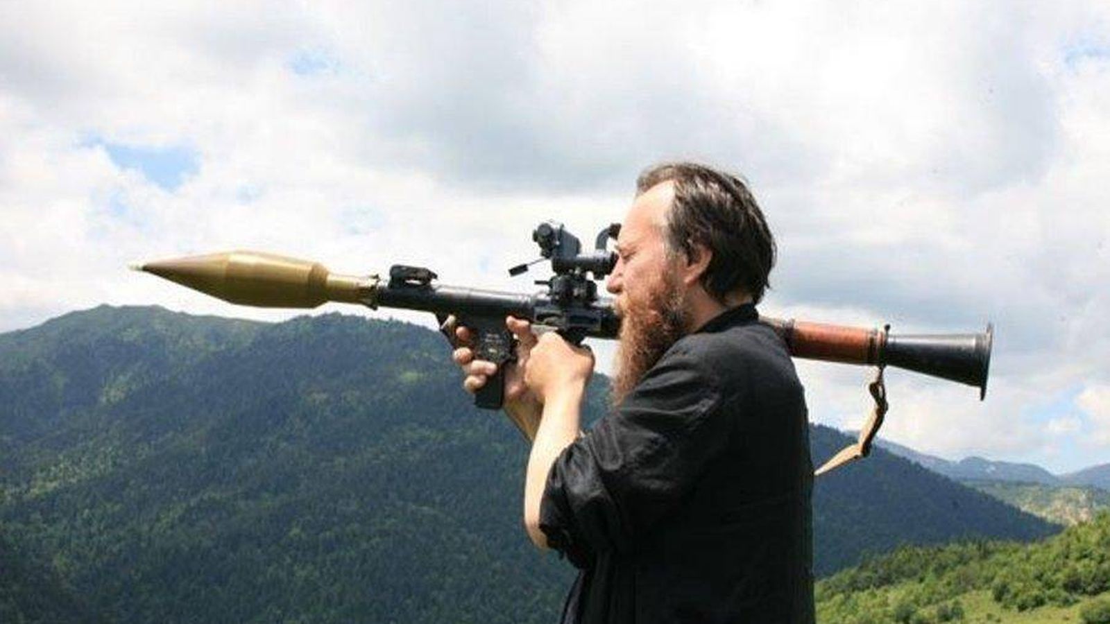 Foto: Aleksandr Dugin, con una granada anticarro en Osetia del Sur, en 2008. (Cortesía de A. Dugin)