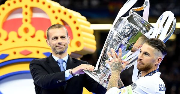 Foto: El presidente de la UEFA, Aleksander Ceferin, entrega la Copa de Europa a Sergio Ramos en Cardiff. (Reuters)