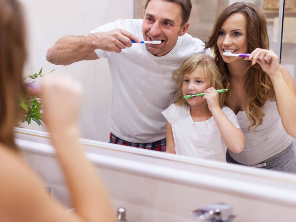 Foto: Un dentista aclara el principal error que cometes al lavarte los dientes y que provoca mal aliento (gpointstudio para Freepik)