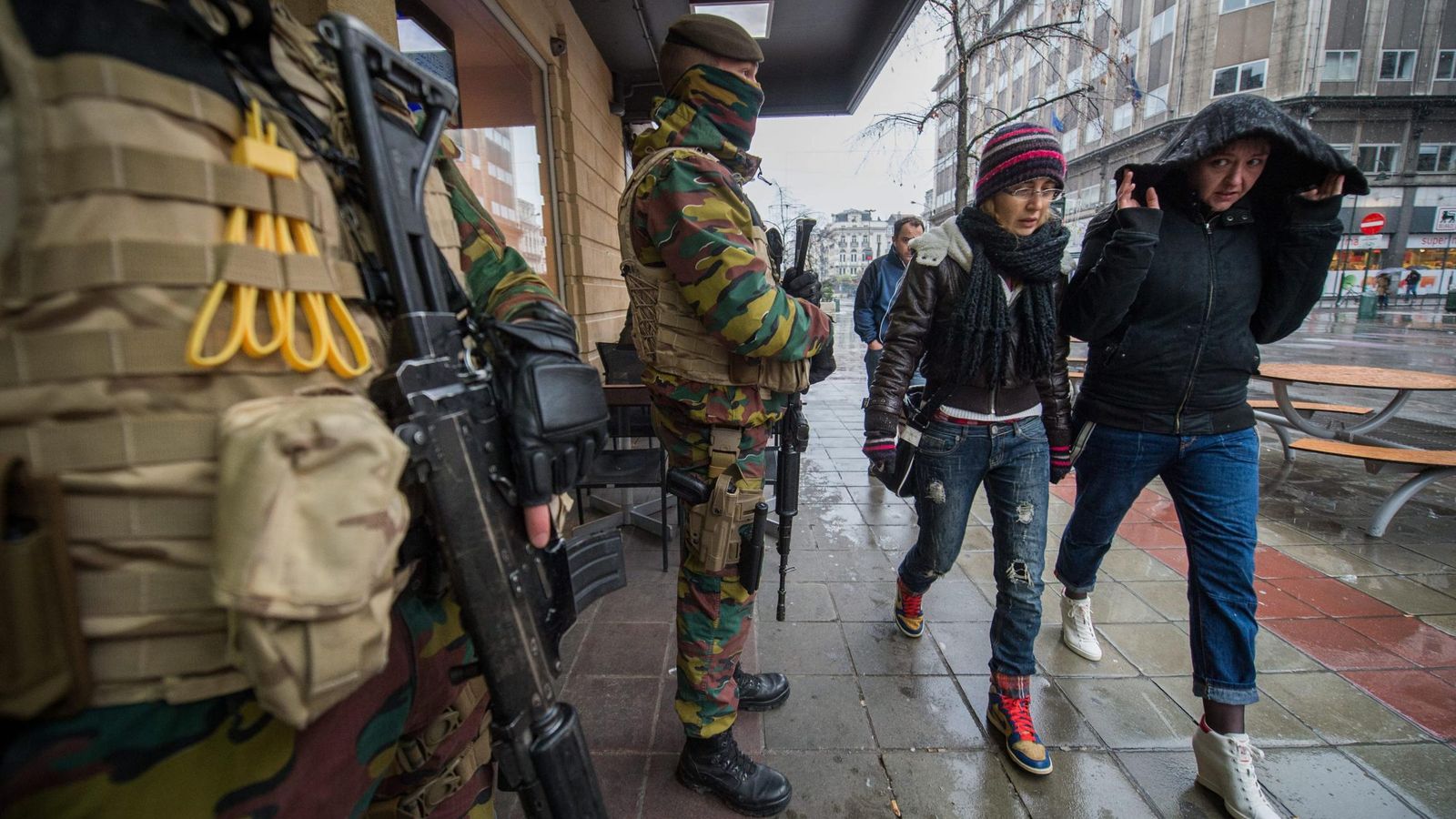 Foto: Militares belgas custodian un restaurante del centro de Bruselas. (EFE)