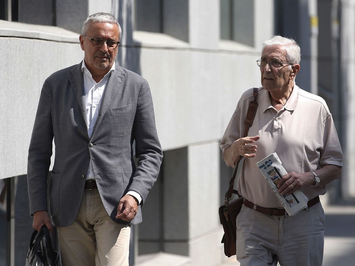 Foto: El extesorero de CDC Daniel Osàcar (i) junto al abogado Xavier Melero. (EFE)