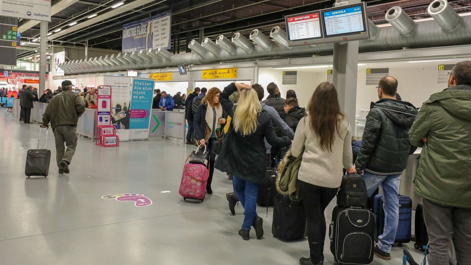 Foto: Cientos de pasajeros esperan en el aeropuerto tras una huelga | EFE