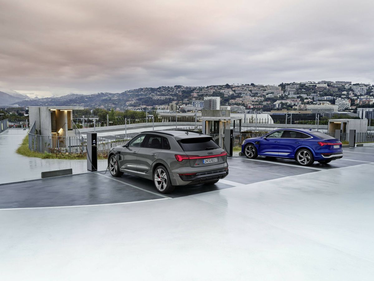 Foto: Dos coches eléctricos, en una estación de recarga rápida. (Audi)