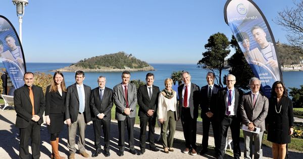 Foto: Impulsores del consorcio europeo EIT Manufacturing durante su puesta de largo este viernes en el Palacio Miramar de San Sebastián. (EC)