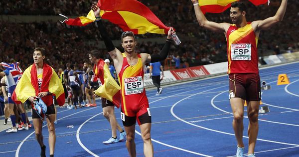 Foto: La vuelta a la pista de los medallistas españoles en el 4x400. (EFE)