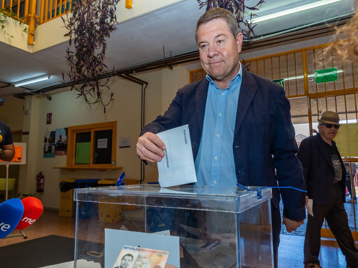 Foto: Emiliano García-Page ejerce su derecho a voto durante las elecciones europeas de este domingo. (EFE/Ángeles Visdómine) 