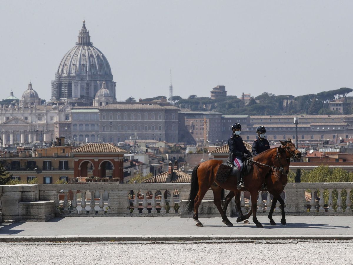 Foto: Dos policías patrullan a caballo este domingo en Roma. (EFE)