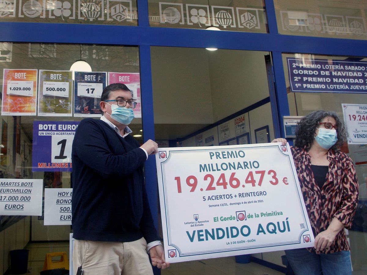 Foto: Los titulares de la Administración de Lotería número 3 de Gijón, Juan Carlos Tardeli y Daniela López. (EFE)