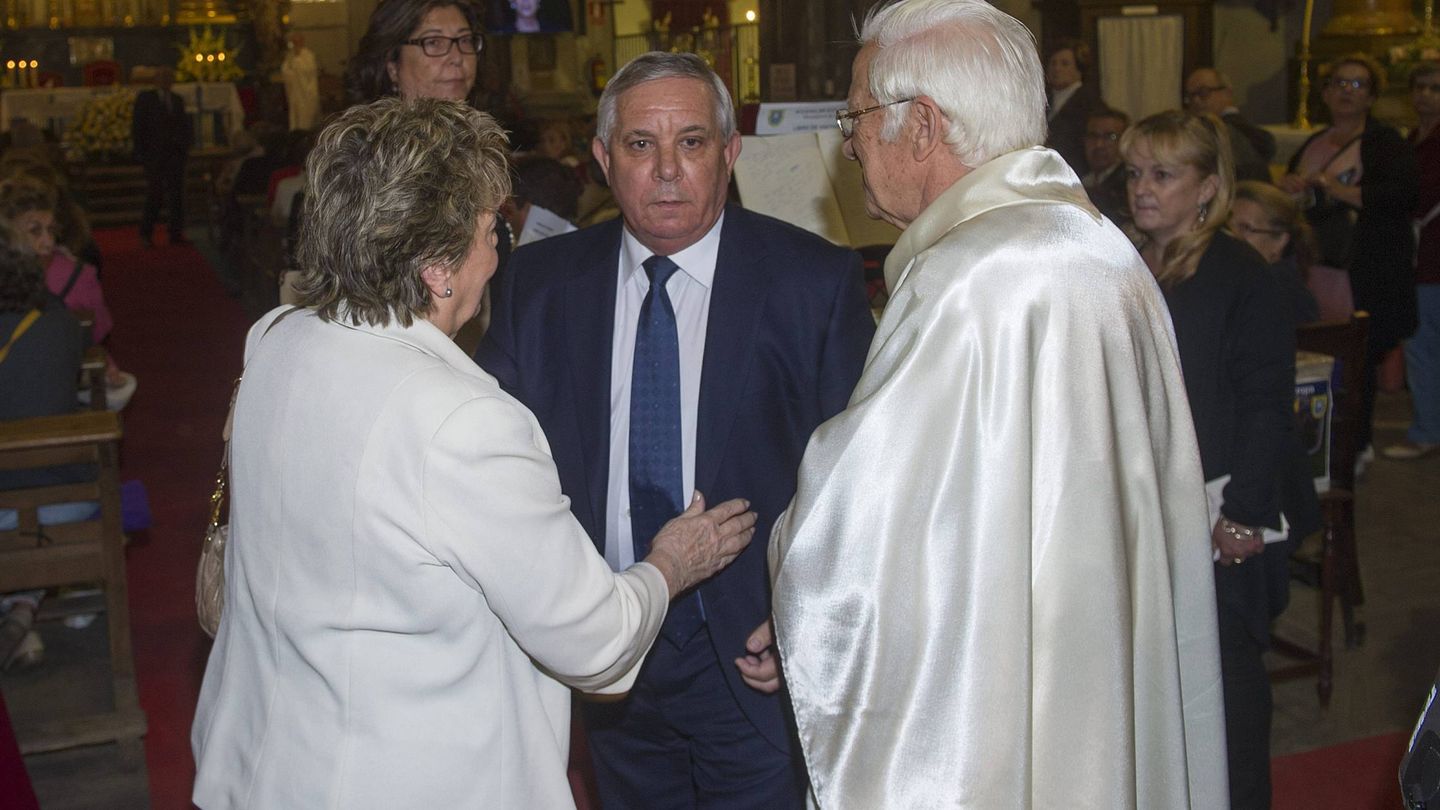 Daniel Pontes con el Padre Ángel en el funeral de Lina Morgan. (CP)