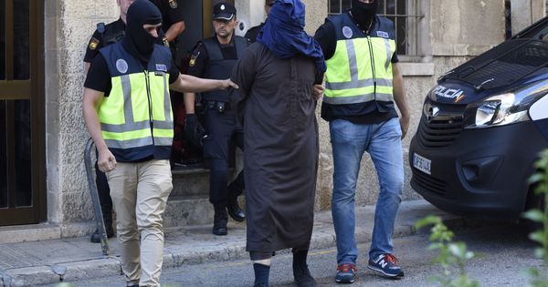 Foto: Efectivos de la Policia trasladan a un hombre detenido en la localidad de Inca (Mallorca). (EFE)