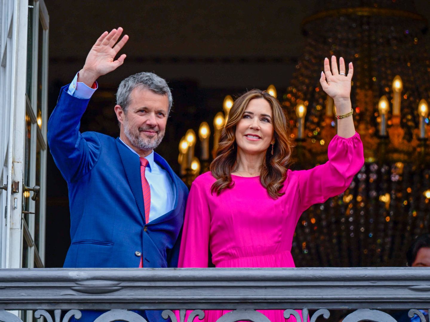 Federico y Mary de Dinamarca saludan en el 56 cumpleaños del monarca. (Reuters)