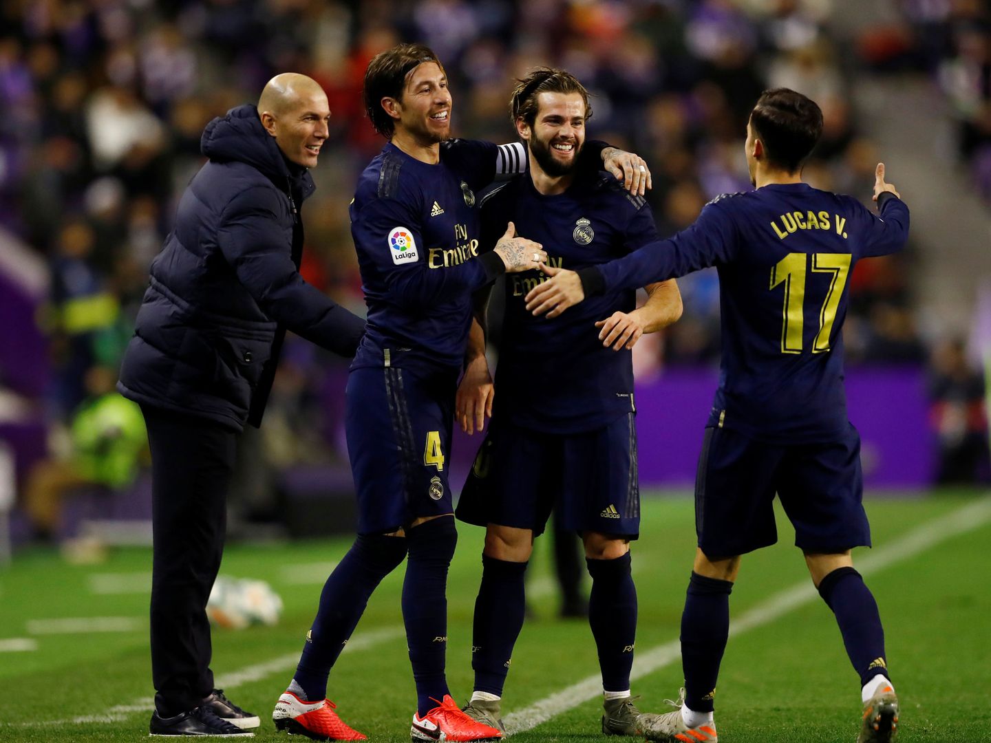 Sergio Ramos y Lucas Vázquez abrazan a Nacho en presencia de Zidane. (Efe)
