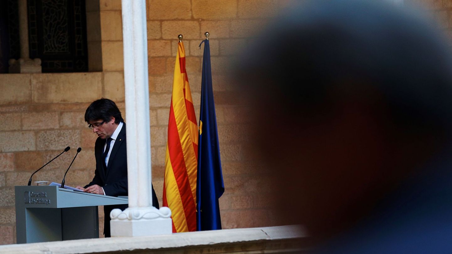 El expresidente de la Generalitat Artur Mas (d) escucha a Carles Puigdemont. (EFE)