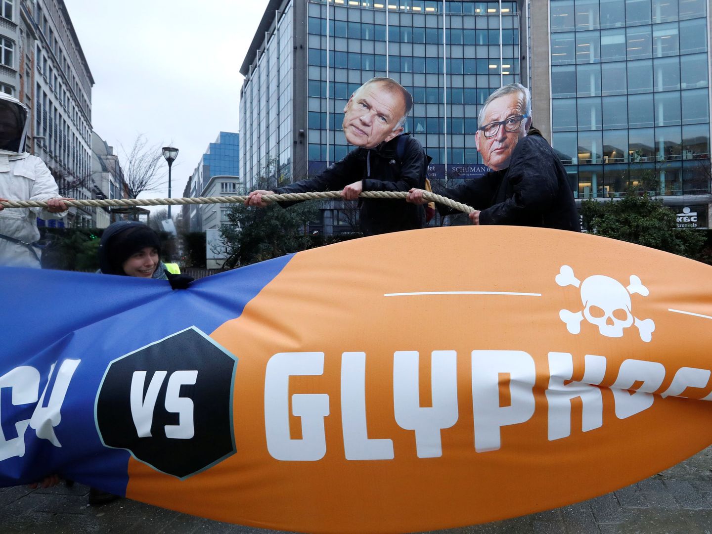 Protesta contra el glifosato con máscaras del comisario Vytenis Andriukaitis y el presidente de la CE Jean-Claude Juncker (Yves Herman / Reuters)