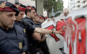 Los mossos condenados a seis años de cárcel por torturas estuvieron en activo hasta ayer