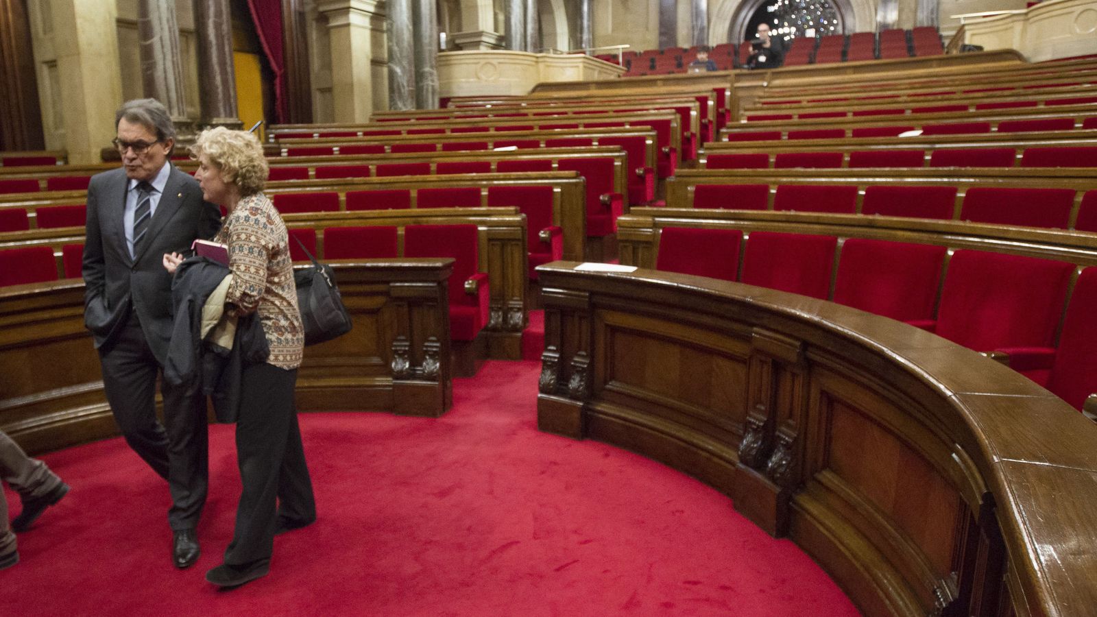 Foto: El presidente de la Generalitat en funciones, Artur Mas (i), y la diputada de Junts pel Sí Magda Casamitjana abandonan el Parlament. (EFE)