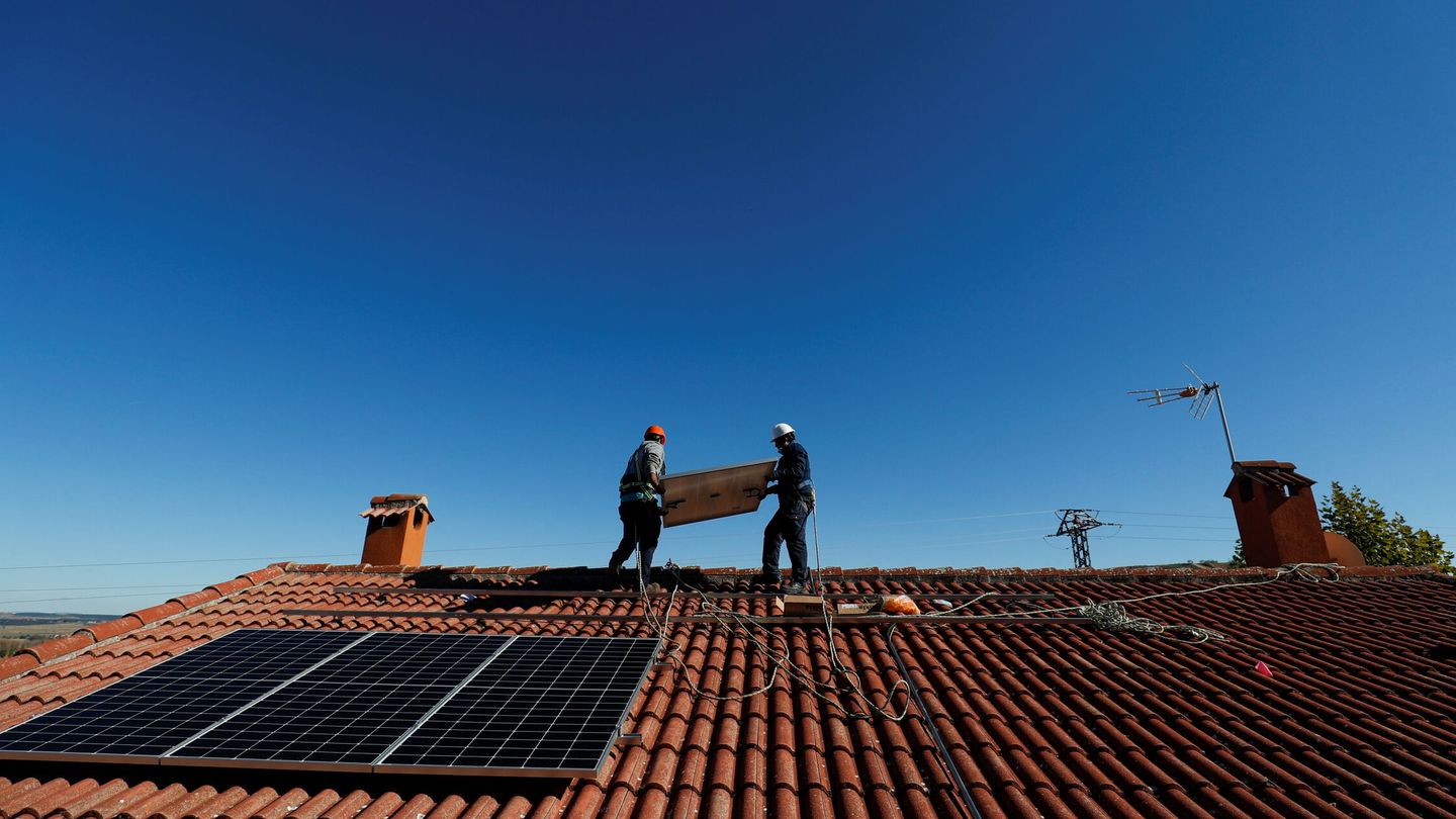 Instalación de paneles solares en una vivienda. (Reuters/Susana Vera)