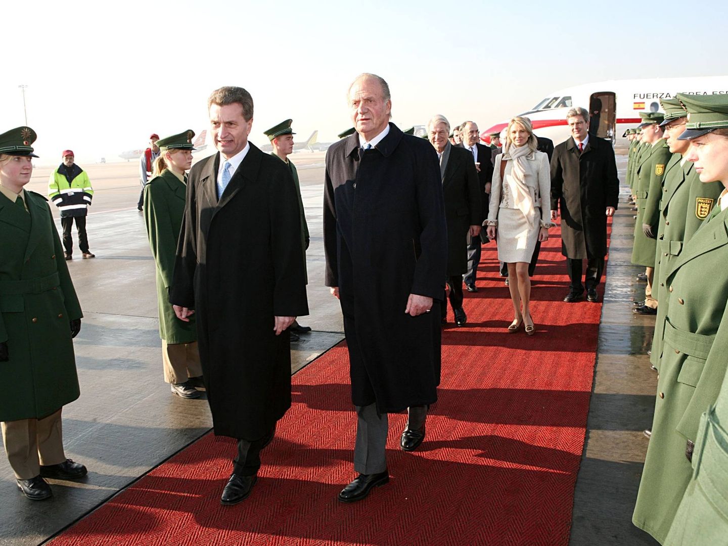 El rey Juan Carlos en el aeropuerto de Stuttgart, con Corinna Larsen detrás. (Getty)
