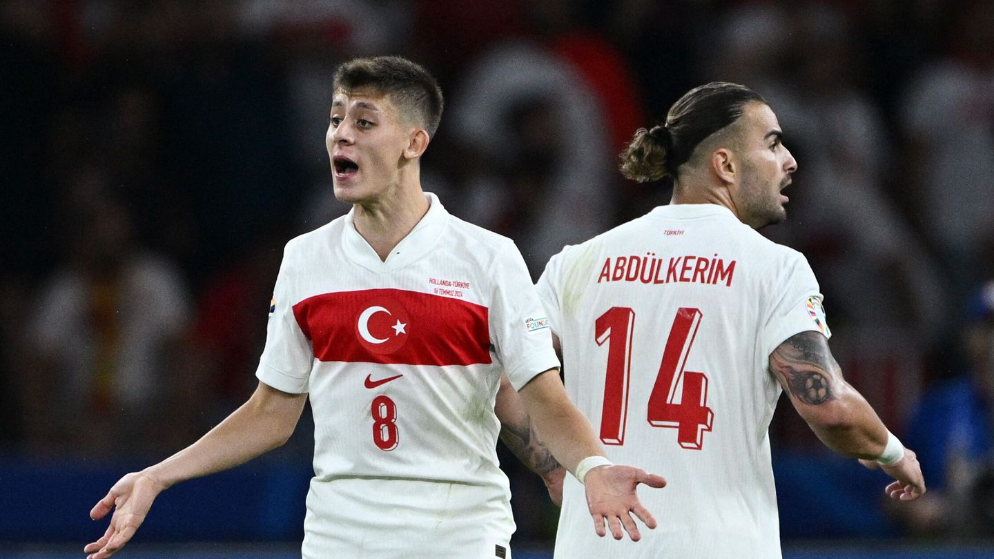 El turco, durante el partido. (Reuters/Annegret Hilse)