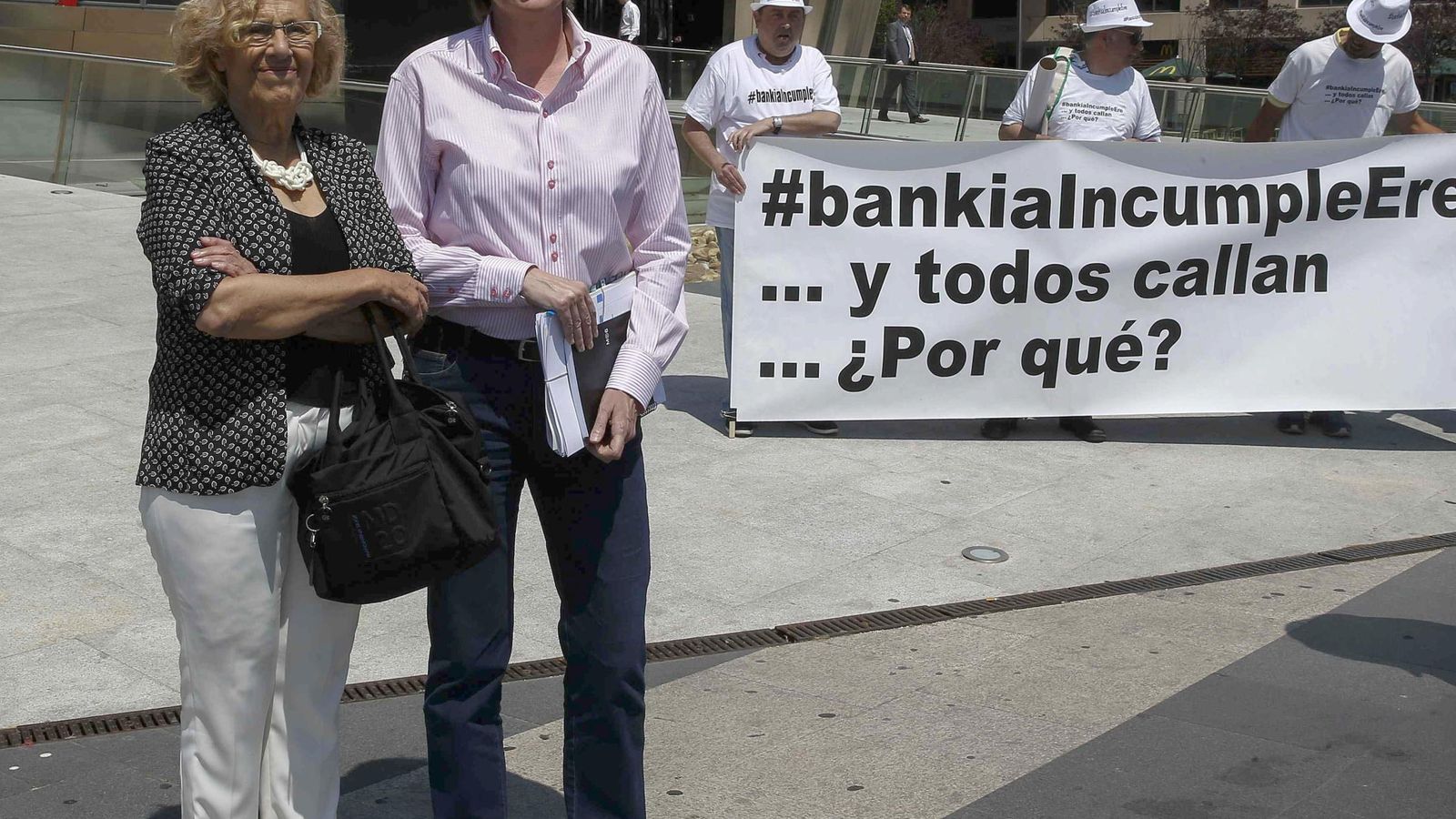 Foto: La alcaldesa Manuela Carmena, junto a la concejal Marta Higueras, tras reunirse con el presidente de Bankia. (EFE)
