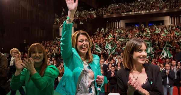 Foto: Susana Díaz y la líder provincial sevillana, Verónica Pérez (i), en el acto del Día de Andalucía del PSOE-A, este 24 de febrero en Sevilla. (EFE)