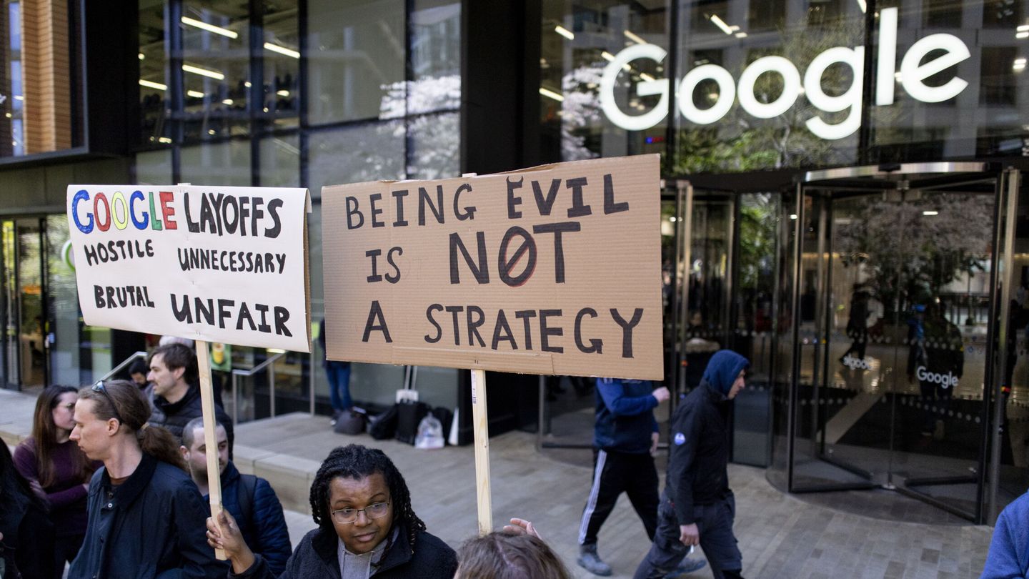 Protestas de empleados de Google en Londres el pasado 4 de abril por los despidos de la compañía. (Reuters)