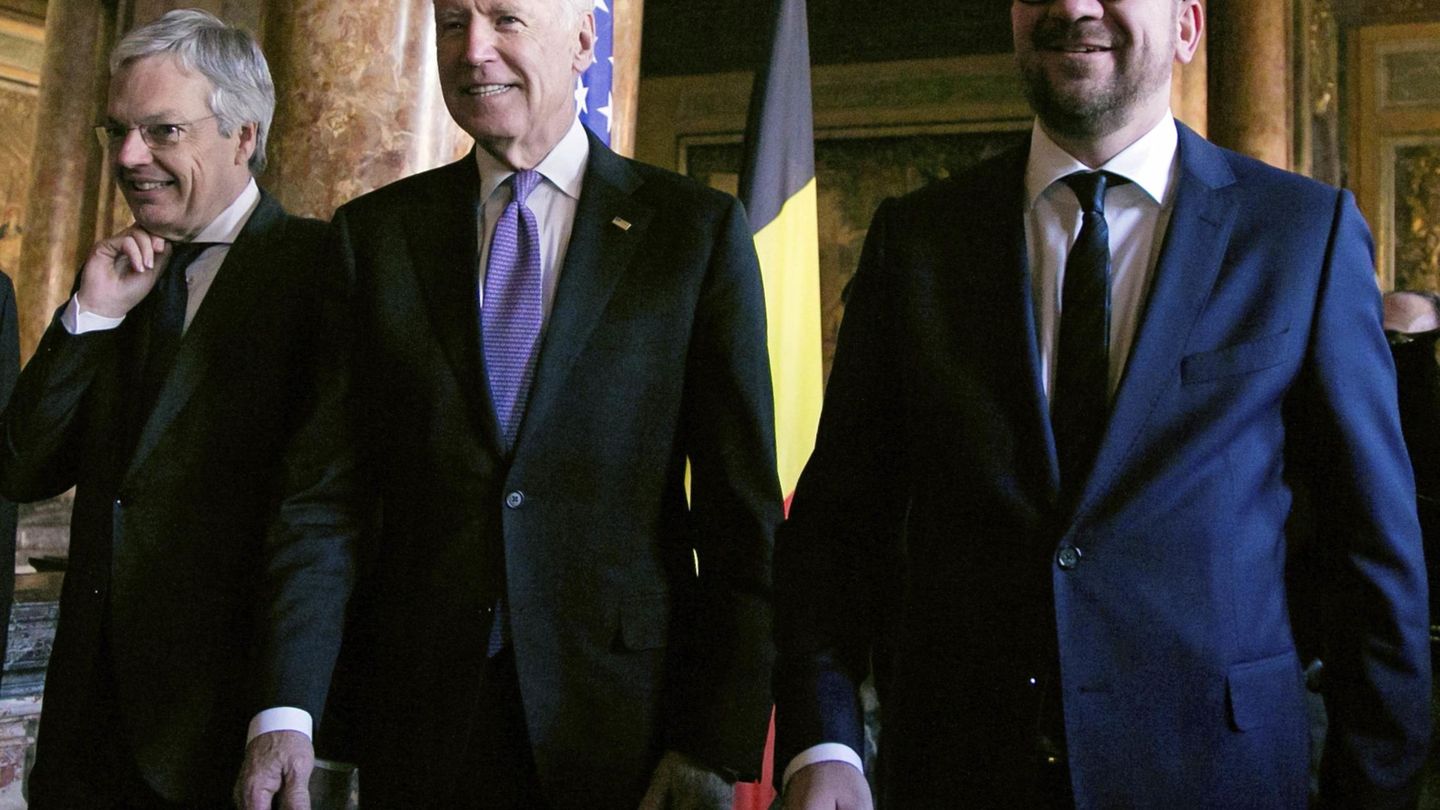 Joe Biden con el actual presidente de la Comisión Europea, Charles Michel. (Reuters)