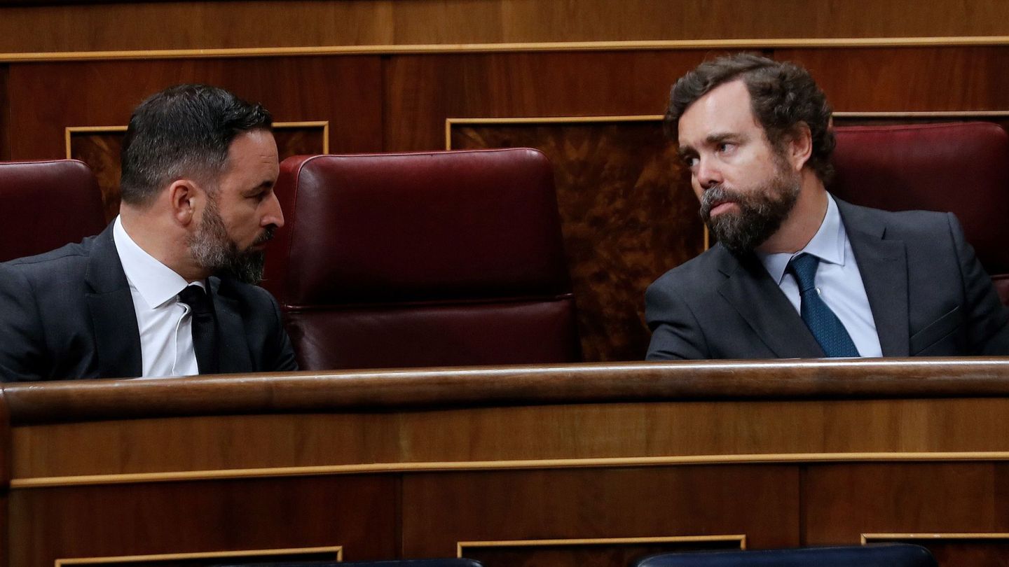 Santiago Abascal e Iván Espinosa de los Monteros durante el pleno del Congreso. (EFE)