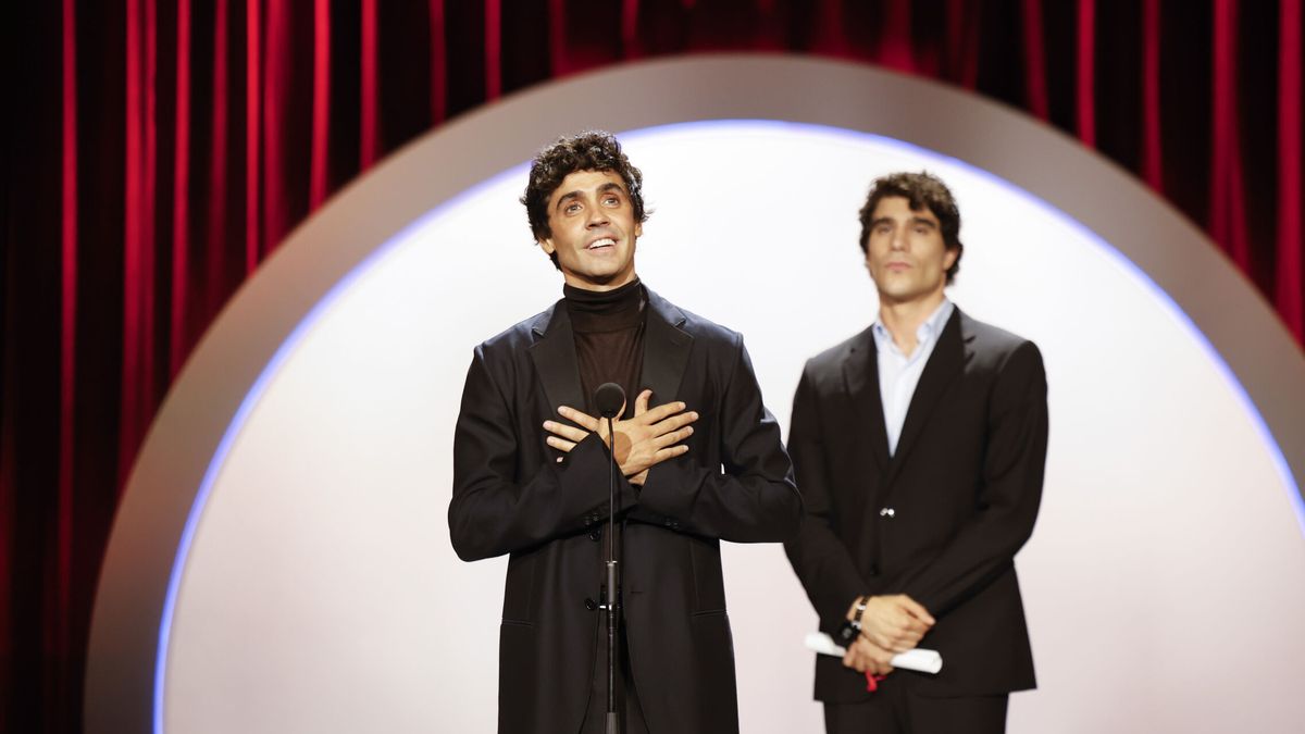 La anécdota de Javier Calvo y Javier Ambrossi en el rodaje de 'La Bola Negra': "Nos habíamos separado y estábamos rodando, apareció Pacharán y me enamoré de él"