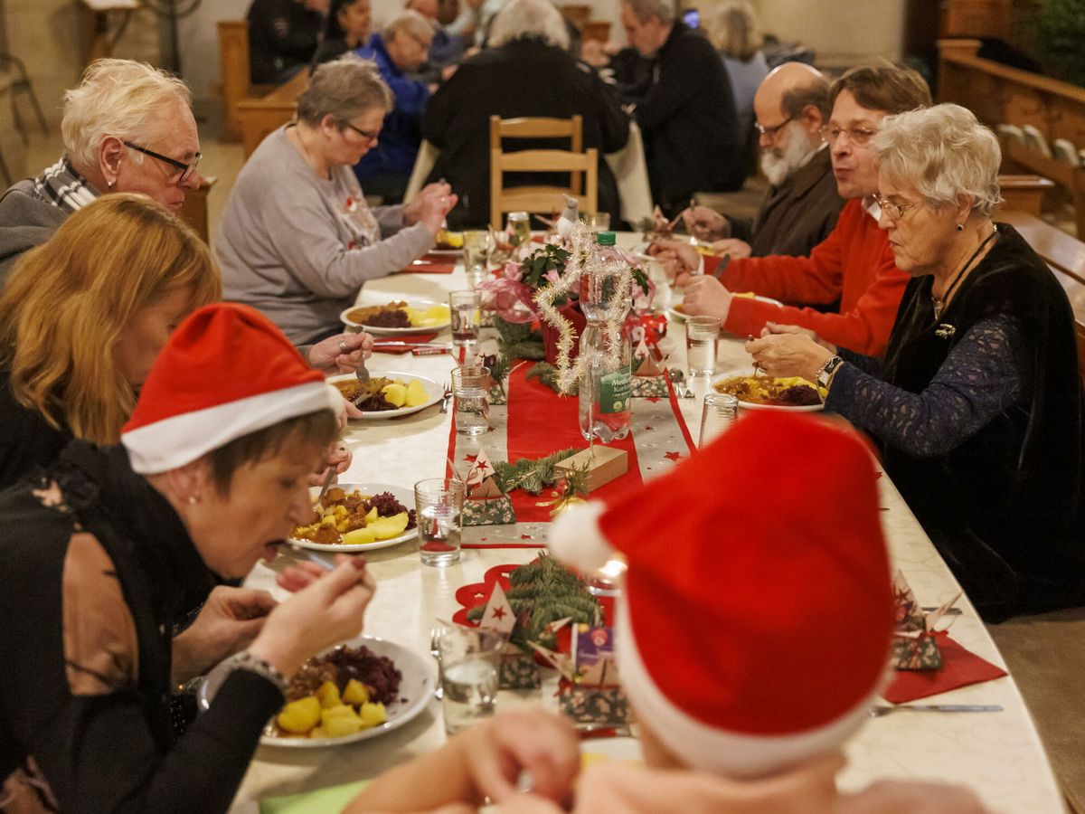 Foto: Cena de Navidad para personas sin hogar y necesitadas en Essen (Alemania). (EFE/Christopher Neundorf)