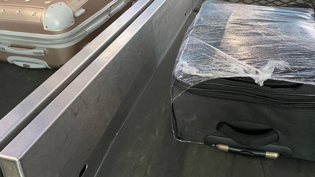 Por qué nunca deberías envolver en cinta aislante tu maleta antes de coger un vuelo