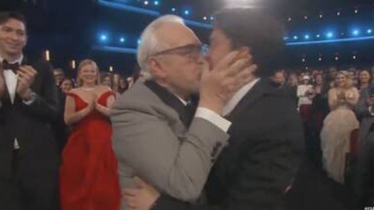 El beso en la boca con el que Brian Cox y Kieran Culkin han celebrado el éxito de 'Succession' en los Emmy 2024
