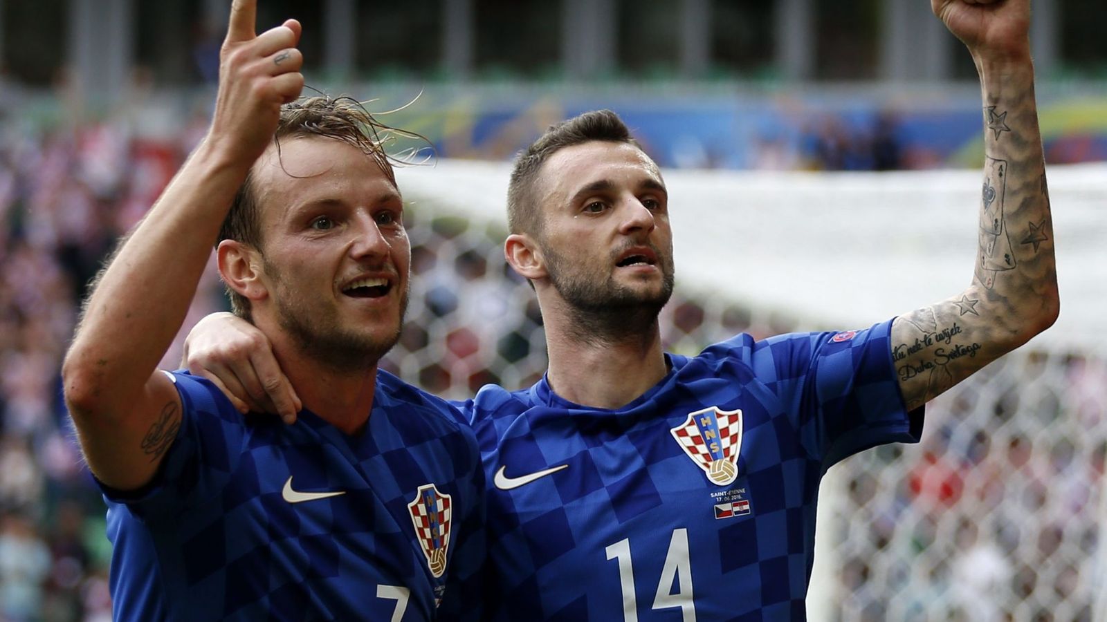 Foto: Brozovic celebra con Rakitic el segundo gol a la República Checa. (Reuters)