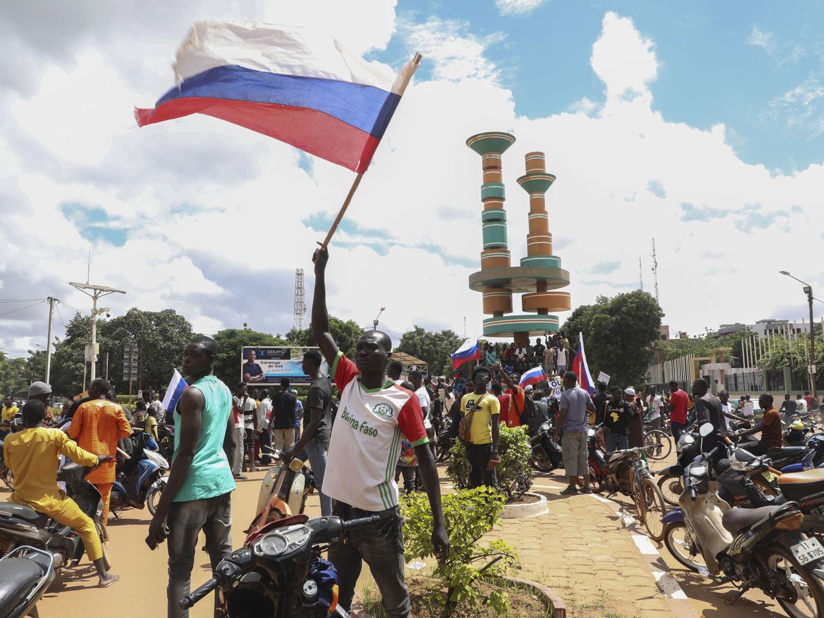 Foto: Banderas de Rusia entre los manifestantes a favor del golpe de Estado en Burkina Faso. (EFE/Assane Ouedraogo)