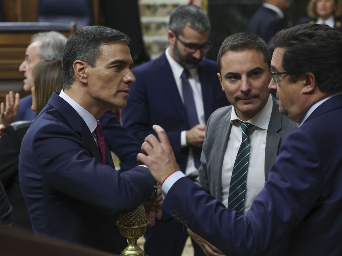 Foto: Pedro Sánchez, Juan Lobato y Óscar López en el Congreso. (EFE/Kiko Huesca)