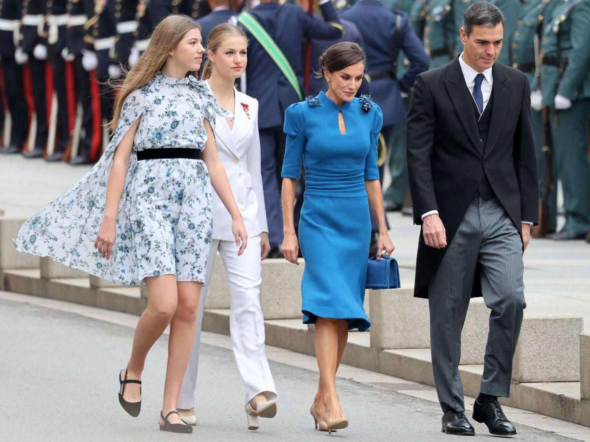 Foto: La infanta Sofía, la princesa Leonor y la reina Letizia junto al presidente en funciones. (Europa Press)