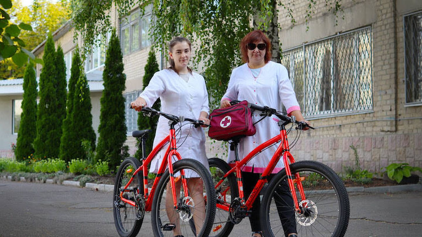 Los médicos de la ciudad de Lozova, en la región de Járkov, disponen ahora de bicicletas gracias a las donaciones extranjeras para la campaña #BikesForUkraine. (Fotografía facilitada por los trabajadores médicos)
