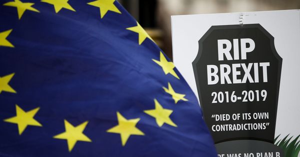 Foto: Banderas y carteles anti-Brexit durante una manifestación frente al Parlamento británico, el 7 de febrero de 2019. (Reuters)