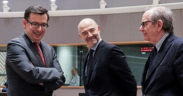 Foto: El ministro de Economía, Industria y Competitividad, Román Escolano (izda.), conversa con el comisario de Asuntos Económicos, Pierre Moscovici (c), y con su homólogo italiano, Pier Carlo Padoan. (EFE)