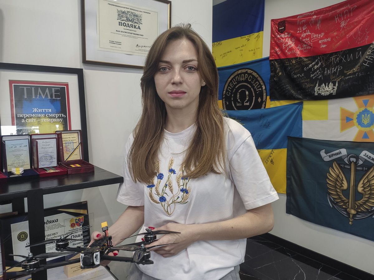 Foto: Voluntarios ucranianos apuestan por producir drones. (EFE)