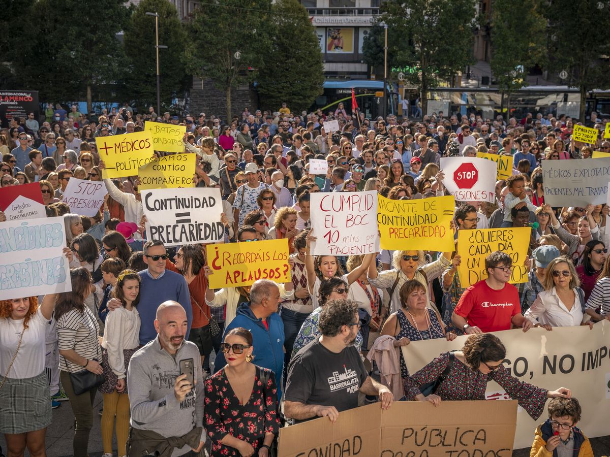 Foto: Manifestación en apoyo a los médicos en Cantabria. (EFE/Román G. Aguilera)