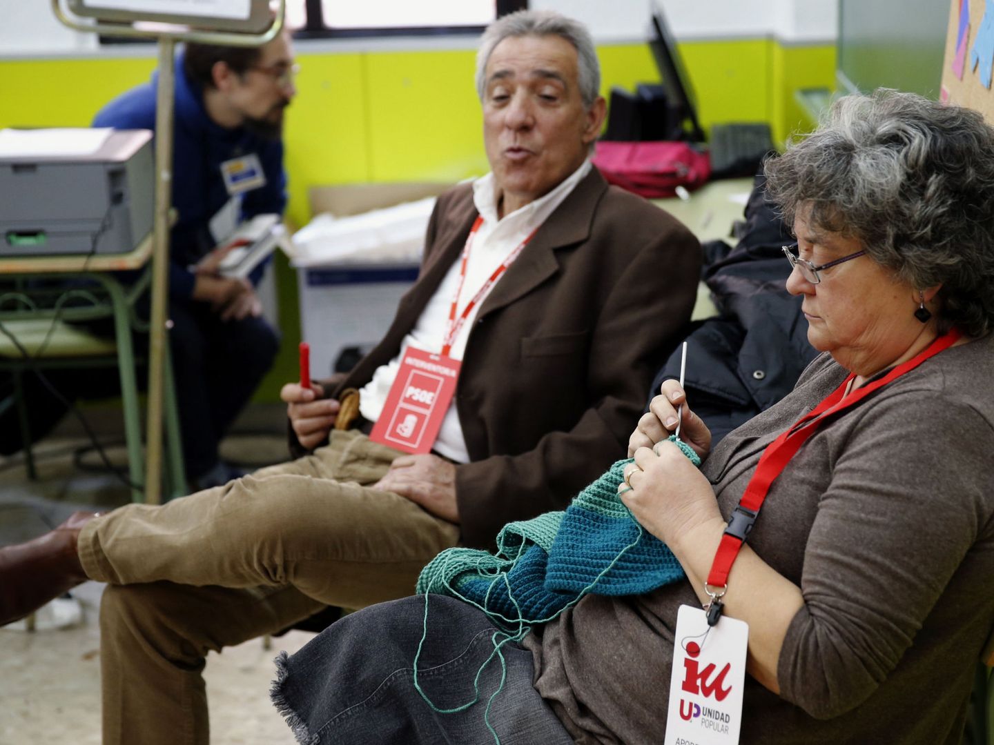 Dos interventores durante las elecciones generales de 2015 en España. (Efe)