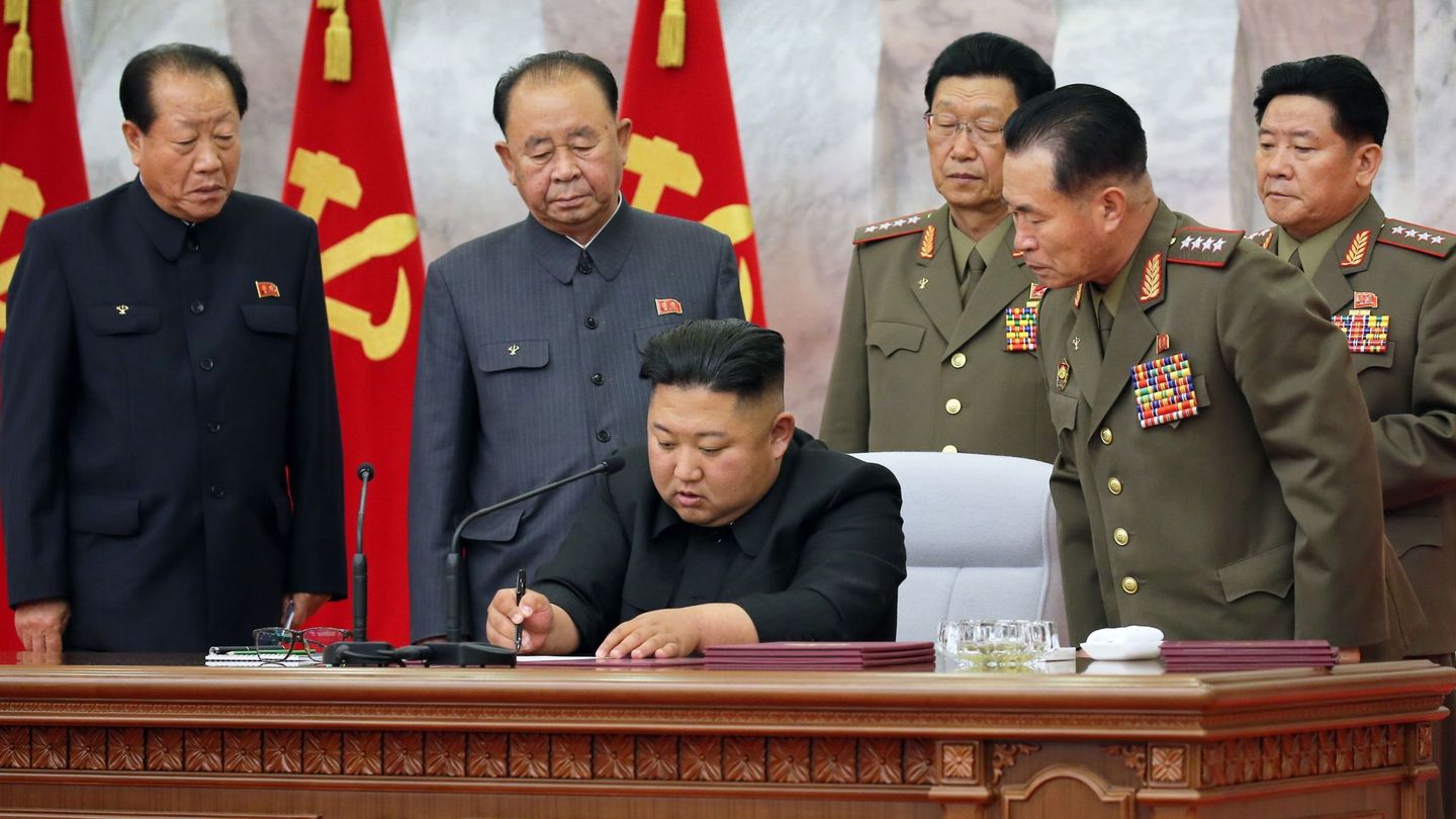 Kim Jong Un en una reunión con la cúpula militar en Piongyang (Corea del Norte) (EFE)