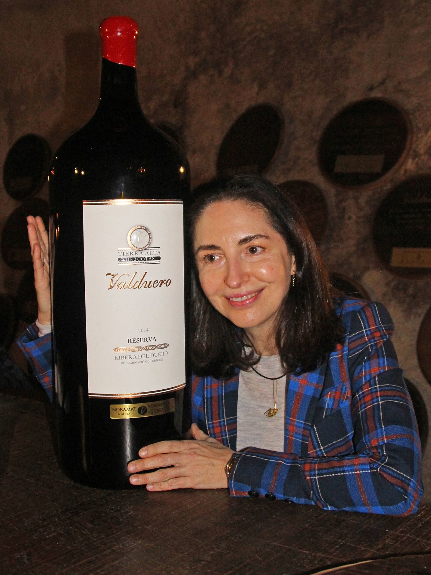 Elena Arzak con una de las botellas de Noramat.