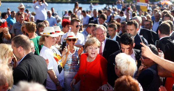 Foto: La canciller Angela Merkel saluda a simpatizantes durante un mitin de campaña en Bitterfeld-Wolfen, Alemania. (Reuters) 