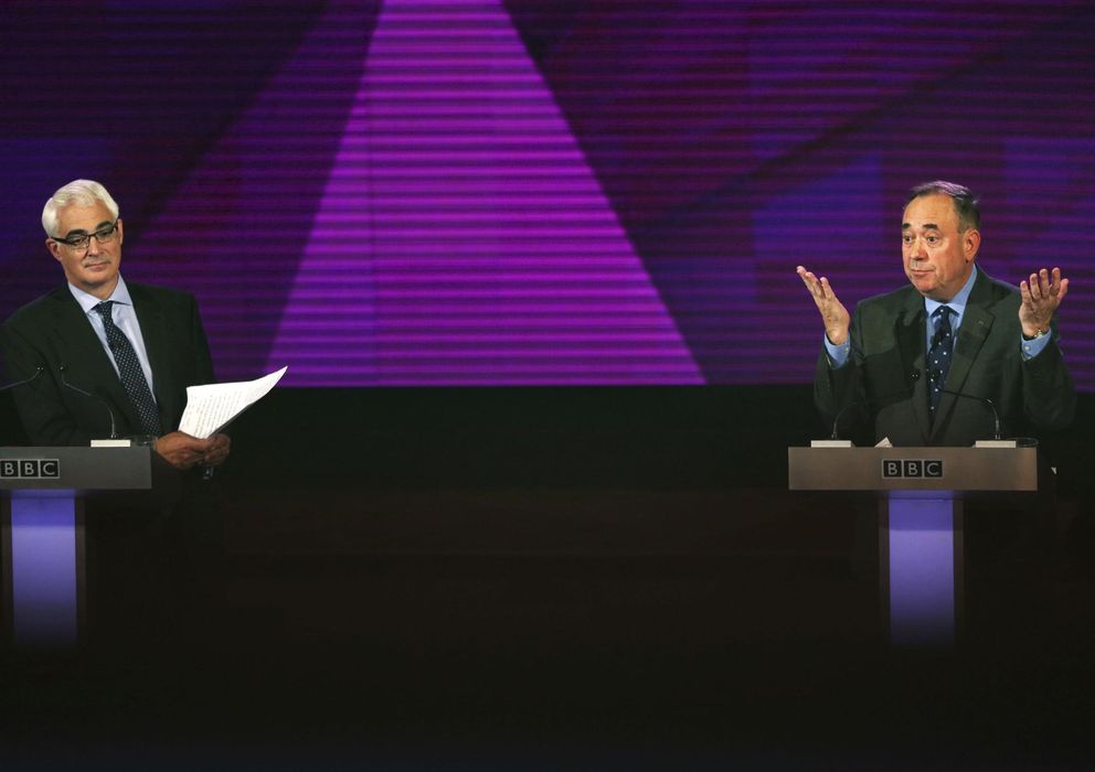 Foto: Debate en la BBC entre el líder independentista, Alex Salmond, y el de los unionistas de Escocia, Alistair Darling. (Reuters)