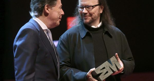 Foto: Santiago Segura recibe en 2014 de manos de Ignacio González el Premio de Cultura de la Comunidad de Madrid. (EFE)