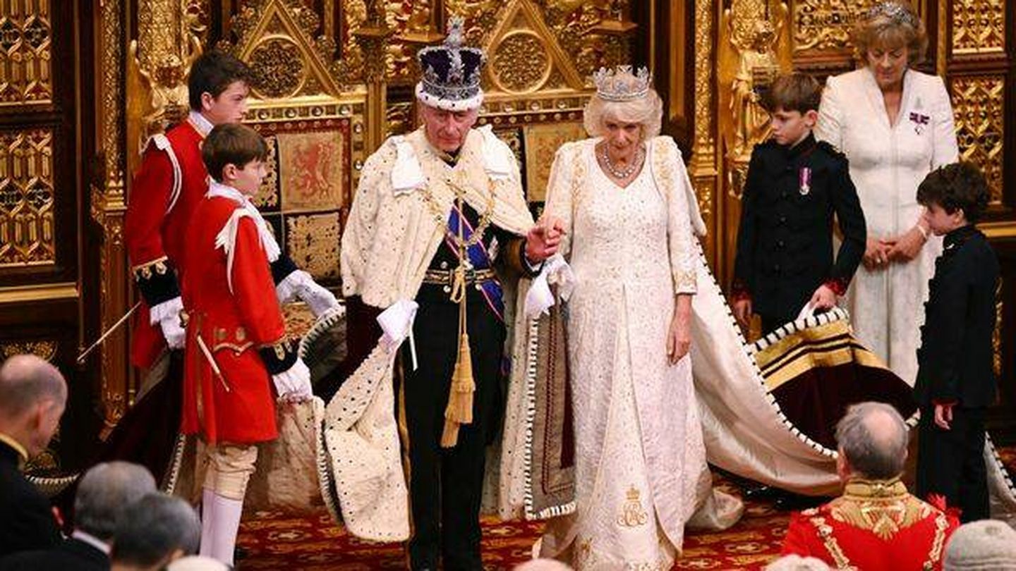  Los reyes de Inglaterra en el Parlamento. (Europa Press)