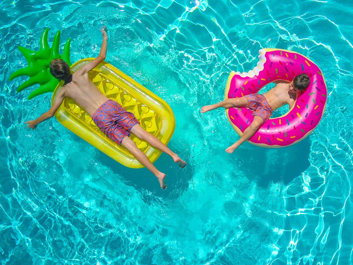 columpio satisfacción Cuerda Comienza la época de piscinas: las colchonetas más divertidas para niños y  adultos
